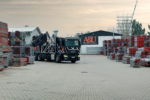 Hof von A&U Gerüstbau mit LKW