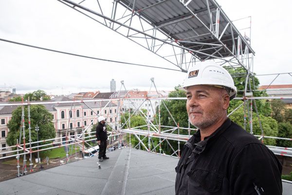 Mitarbeiter von A&U Gerüstbau auf einem Dach mit Gerüst